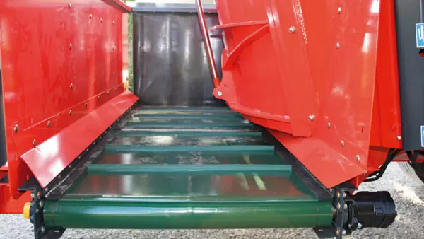Cross-conveyor distribution on the KUHN PROFILE PLUS mixer: left/right distribution as standard