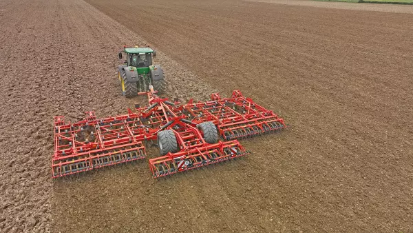 The PROLANDER requires little power to adapt to all agricultural operations