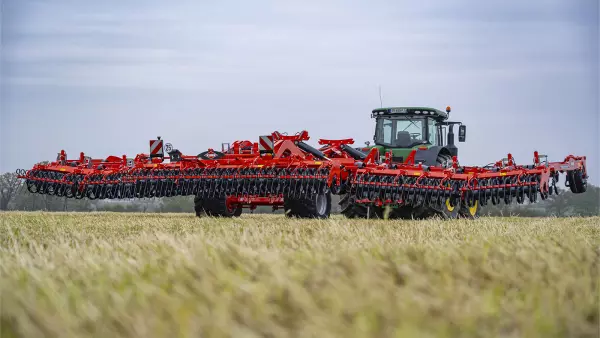 Headland Lift Control technology provides greater manoeuvrability at field ends.