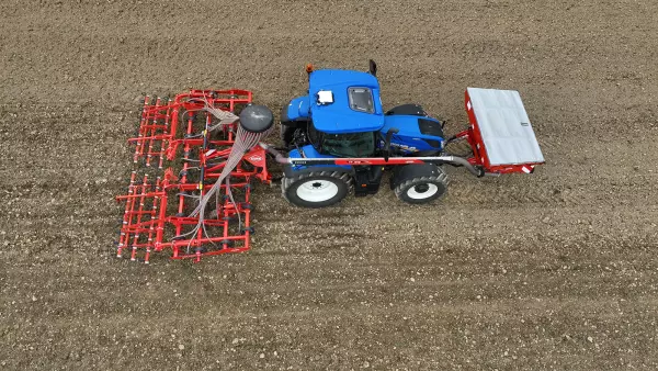 With the front-mounted hopper, the PROLANDER prepares the soil and seeds in a single pass