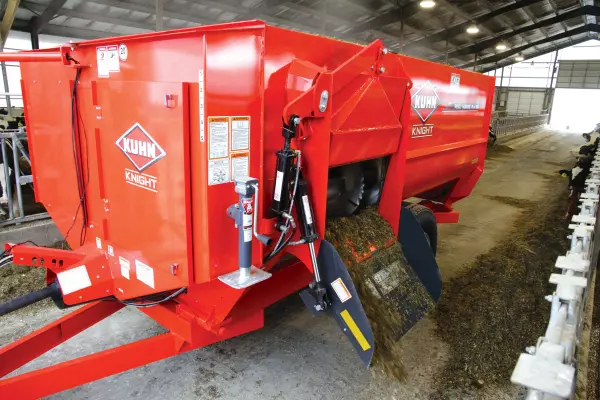 KUHN RA 130 Reel Auggie Mixer in action
