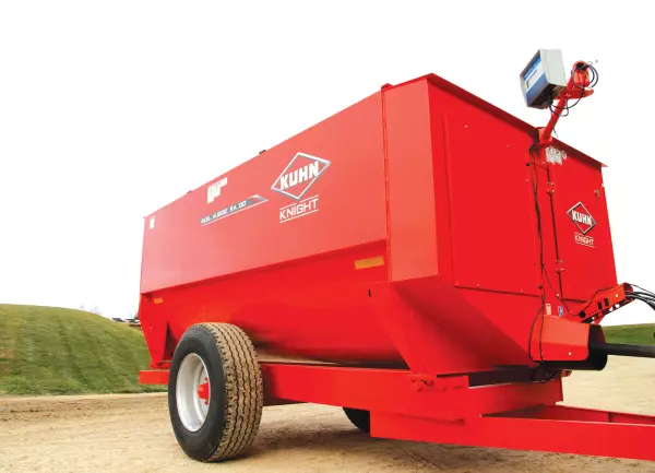 KUHN RA 130 Reel Auggie Mixer in action