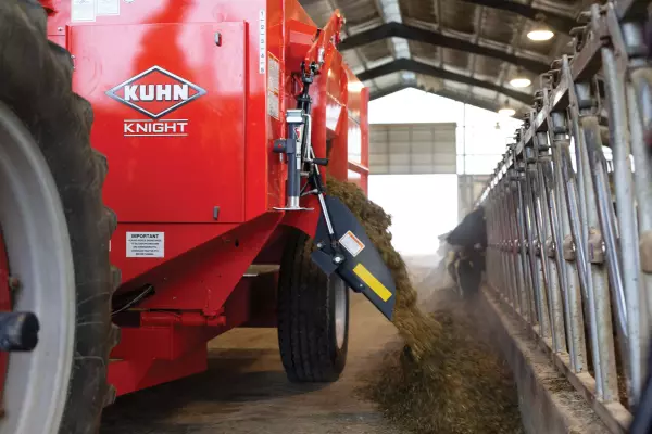 KUHN RA 130 Reel Auggie Mixer in action