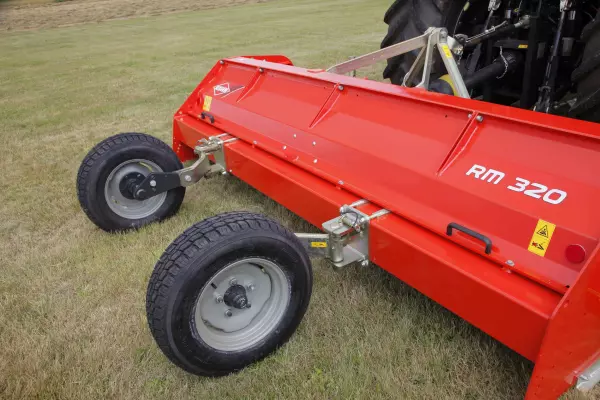 The pivoting wheels for shredding height control with shredders of the RM SERIES