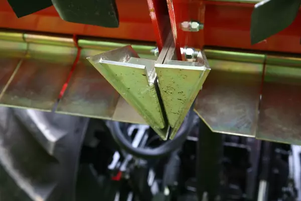 Divider share on the RM 610 shredder for optimum suction of the plant biomass