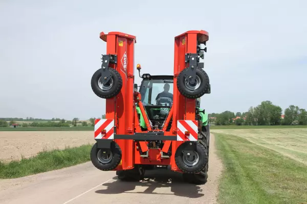 The RM 610 shredder for transport in total safety with hydraulic folding system