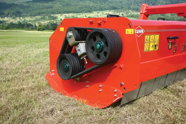 Power transmission well distributed to the drive components of the RMS 820 field shredder