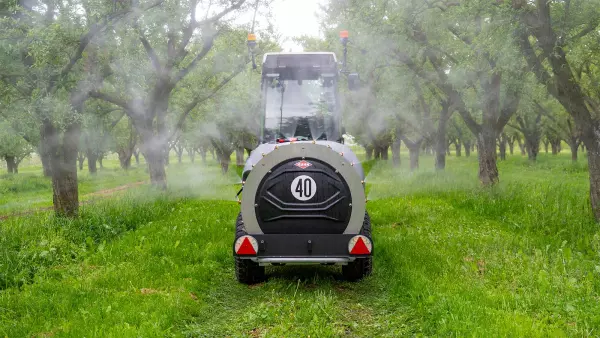 Vue arrière du pulvérisateur ANTIS M 2 avec une turbine ronde R-82