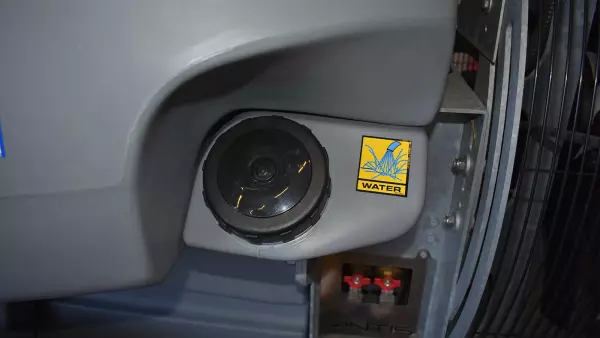 Location of the GEO 2 sprayer's rinse tank filler neck