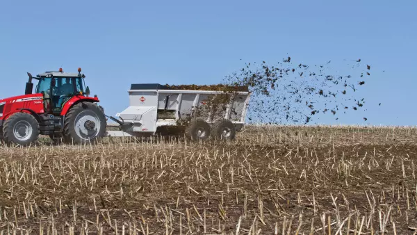 Esparcidor de estiércol KUHN SLC 132 en acción