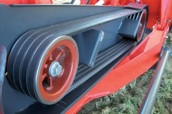 La transmisión mediante 4 correas trapezoidales en las segadoras para lindes SPRING-LONGER Serie 80 proporciona fiabilidad y bajos costes de mantenimiento.