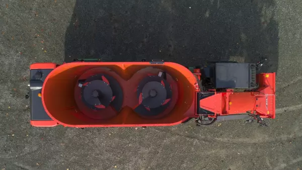 The mixing auger speed adjustment from the cab as well as the programming options of the mixing time enable the farmer to adjust the cutting to the different livestock rations on the KUHN SPW Intense self-propelled mixers