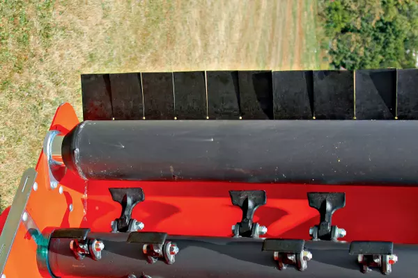 Un rodillo cerca del rotor en las trituradoras TB para facilitar la descomposición de los residuos