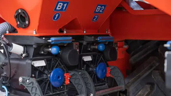 The independent metering units on the TF 2300 C hopper