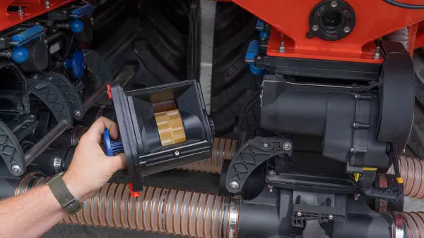 The change in cassette on the TF 2300 C