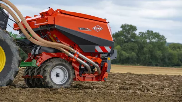 The TF 2300 C front hopper