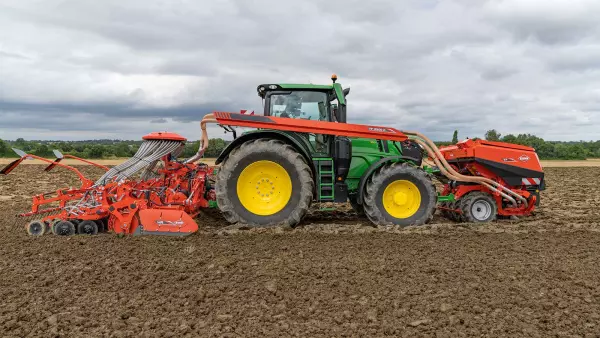 The TF 2300 hopper at work in a field