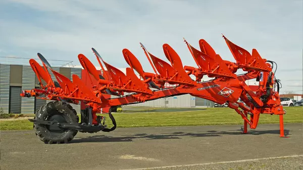 The double front parking stand allows the MASTER M plough to be stored in the ‘butterfly’ position.