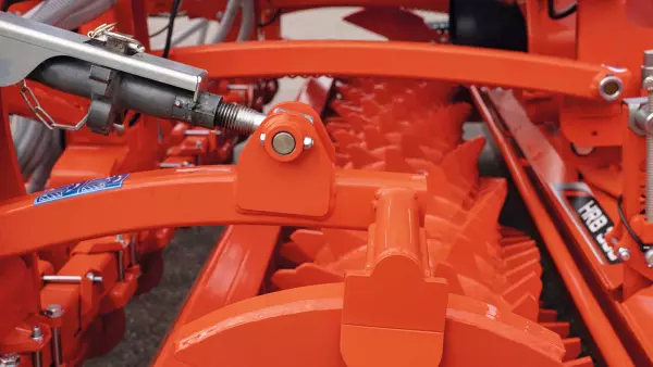 The seeding bar is guided by the power harrow roller.