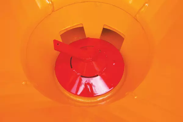 Adaptación de la distribución al producto en el distribuidor de sal y arena VSA gracias al apoyo de la tolva ajustable y a las válvulas de acero inoxidable.