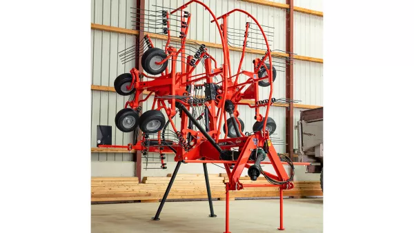 Le remisage des andaineurs double rotors portés est plus simple grâce à leurs dimensions compactes.