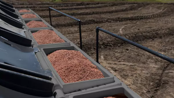 Vista superior de los depósitos de sembradoras mecánicas ORIZA después del suministro de semillas.