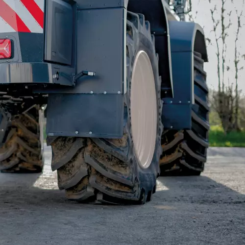 Close-up of a tyre on the ARTEC F40 EVO self-propelled sprayer