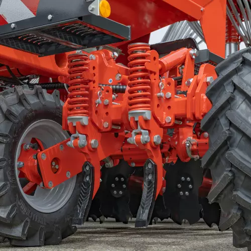 Track eradicator to eliminate tractor wheel marks for the ESPRO seed drill