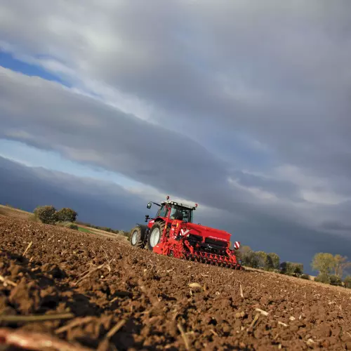 Hydraulic linkage on KUHN power harrows