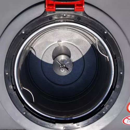 Induction strainer with container rinser in the PF sprayer's opening