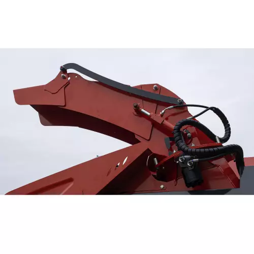 Swivel chute for greater versatility during straw blowing