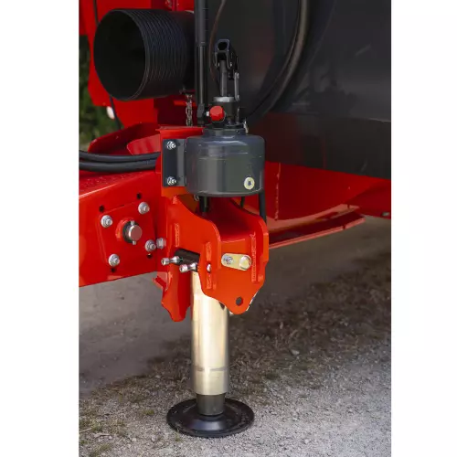 Manual pump-operated stand for effortless hitching