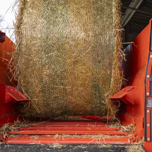 The exclusive UNROLL SYSTEM makes working with large-scale straw blower-feeders easier.