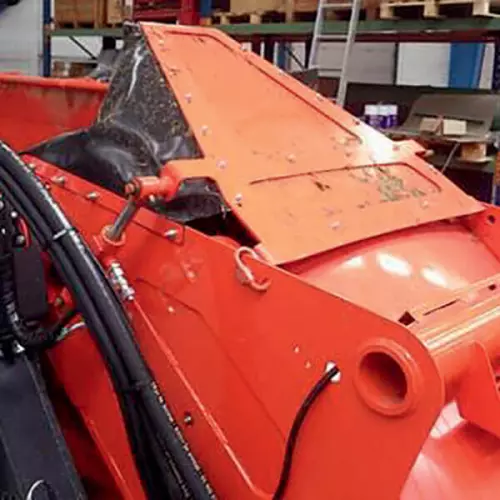 Hydraulic conveyor outlet to guide product projection