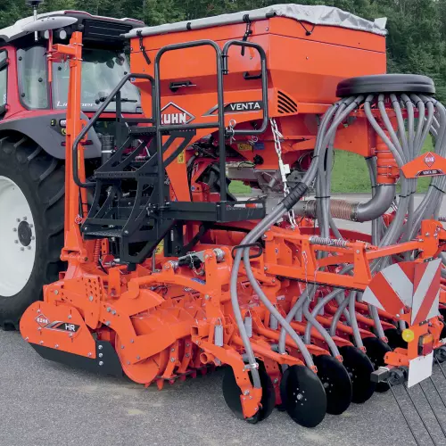 A 300-litre hopper extension is available as optional equipment