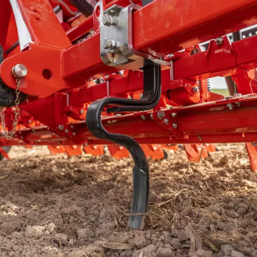 Efface-trace pour semoir PREMIA pour ajout de terre sur les traces de roues