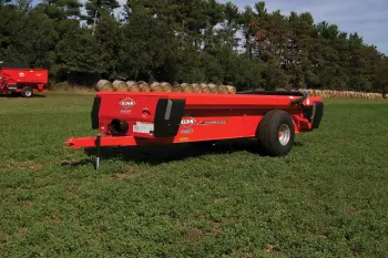 El esparcidor de caja KUHN EasySpread 1200 durante el trabajo