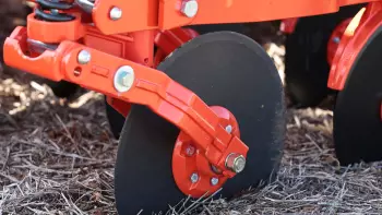 Foto del disco de corte liso en el momento en que abre la ranura y corta la pajita.