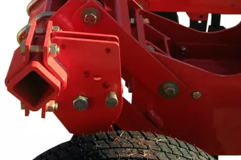 Foto del chasis con detalle en la viga tubular y parte del juego de ruedas.