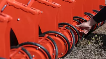 Detalle del ajuste de ángulo de las ruedas compactadoras