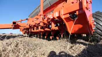 Líneas pantográficas en posición de trabajo de la sembradora SELECT