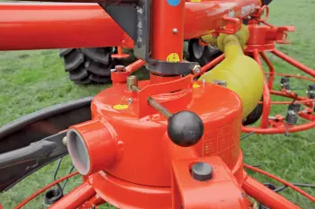 Si se usa el HAYBOB 360 como hilerador de hilerado lateral, se deberá invertir la rotación de un rotor moviendo una palanca.