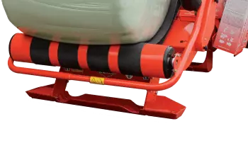 El montaje a baja altura de la mesa garantiza una descarga suave de las pacas.