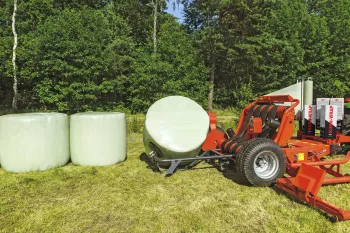 The low mounted table ensures a gentle bale discharge.