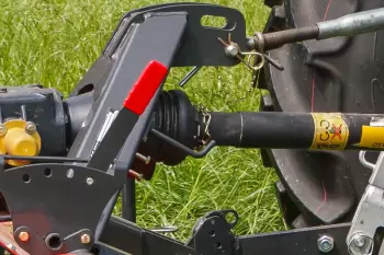 El cabezal fijo con pernos oscilantes en el brazo inferior del enganche permite a la máquina seguir las irregularidades del terreno.