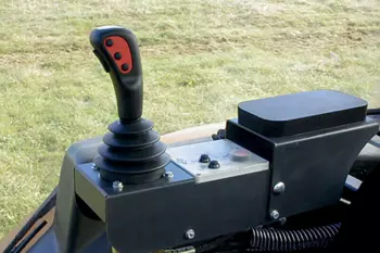 Low pressure control on KUHN AGRI-LONGER GII hedge and grass cutters with pivot-mounted arm safety