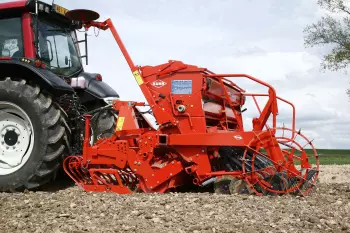 CD 300 in combination with the INTEGRA seed drill