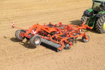 CULTIMER L 5000 realiza una mezcla intensiva de tierra y paja