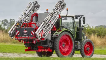 Foto del pulverizador suspendido DELTIS 2 durante el transporte