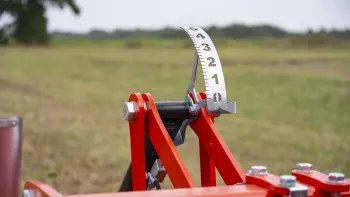 The DT has simple and quick hydraulic adjustments, particularly for managing working depth.